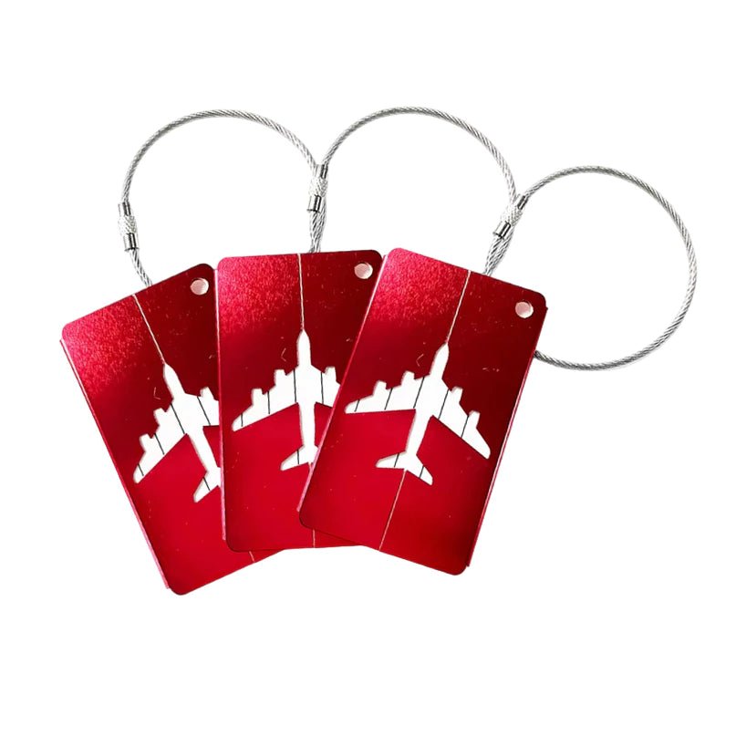 Kit com 3 etiquetas de viagem em alumínio anodizado. Protege dados pessoais, facilita a identificação da bagagem e garante durabilidade em qualquer viagem