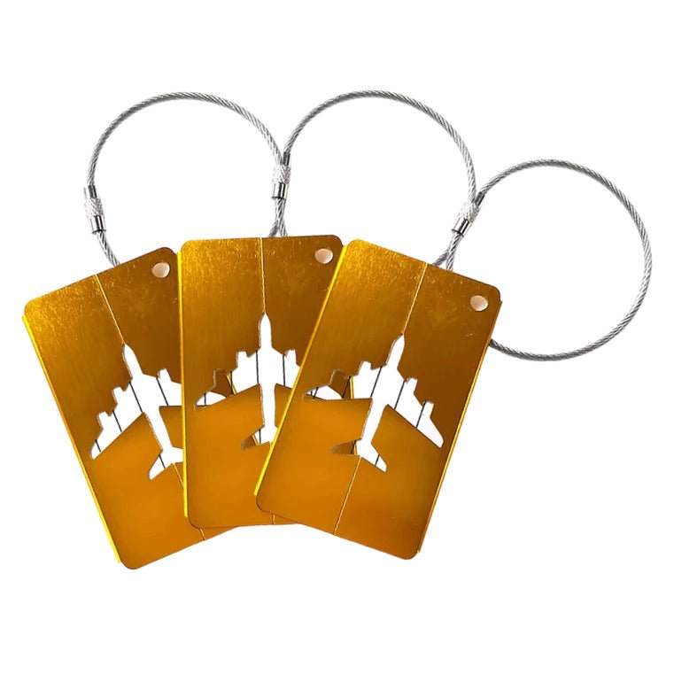 Kit com 3 etiquetas de viagem em alumínio anodizado. Protege dados pessoais, facilita a identificação da bagagem e garante durabilidade em qualquer viagem