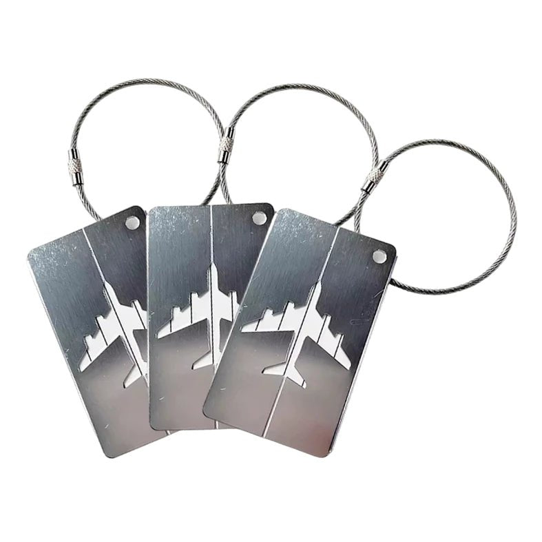 Kit com 3 etiquetas de viagem em alumínio anodizado. Protege dados pessoais, facilita a identificação da bagagem e garante durabilidade em qualquer viagem