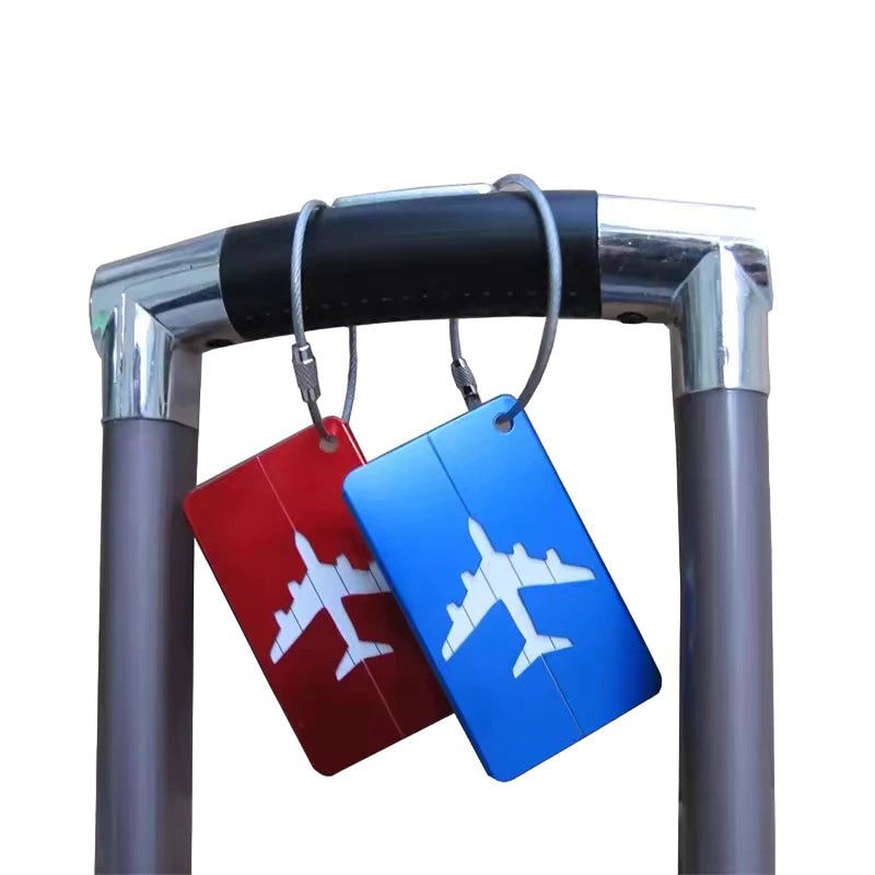 Kit com 3 etiquetas de viagem em alumínio anodizado. Protege dados pessoais, facilita a identificação da bagagem e garante durabilidade em qualquer viagem