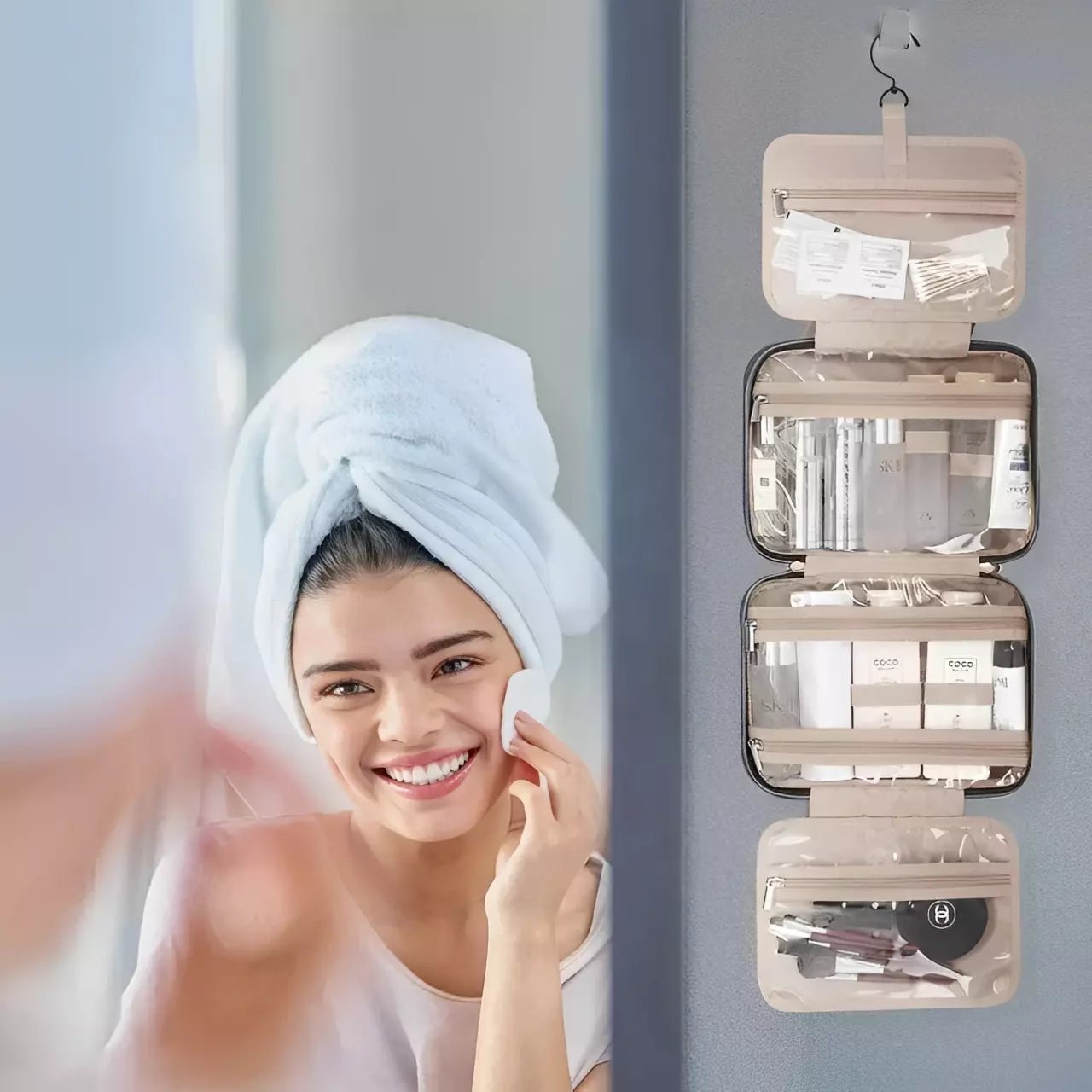 Necessaire de viagem pendurada com gancho giratório 360° em banheiro de hotel elegante