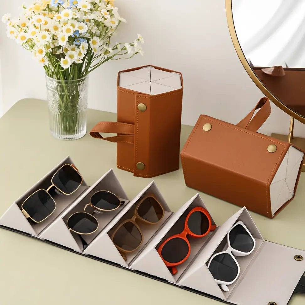 Organizador de óculos dobrável e compacto posicionado sobre mala de viagem, ideal para transporte seguro e discreto