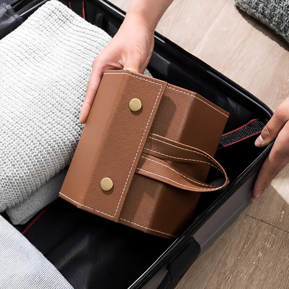 Organizador de óculos dobrável e compacto posicionado sobre mala de viagem, ideal para transporte seguro e discreto