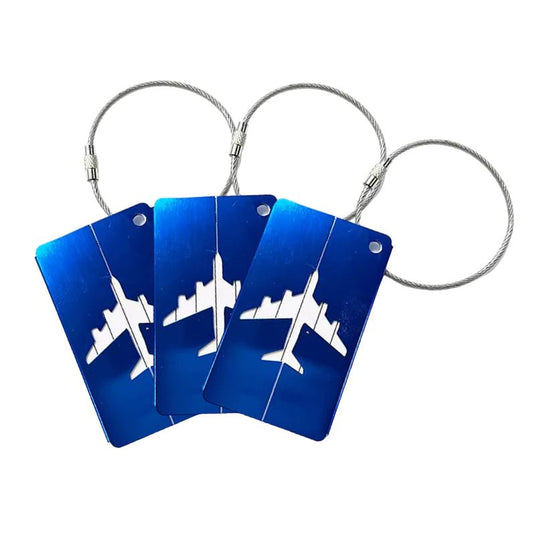 Kit com 3 etiquetas de viagem em alumínio anodizado. Protege dados pessoais, facilita a identificação da bagagem e garante durabilidade em qualquer viagem