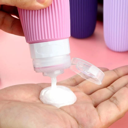 Frascos de silicone coloridos, práticos e reutilizáveis — perfeitos para viagens.